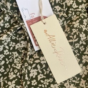 𝅺Allie Rose NWT Olive Green Shorts w/Ivory Floral Design size Small